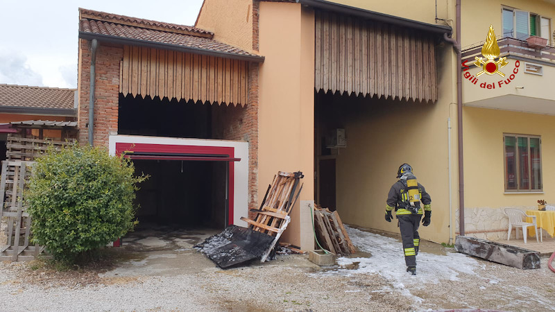 Vigili del Fuoco – Quinto Vicentino (VI), Incendio ricovero attrezzi agricoli e legnaia, Stabile dichiarato inagibile