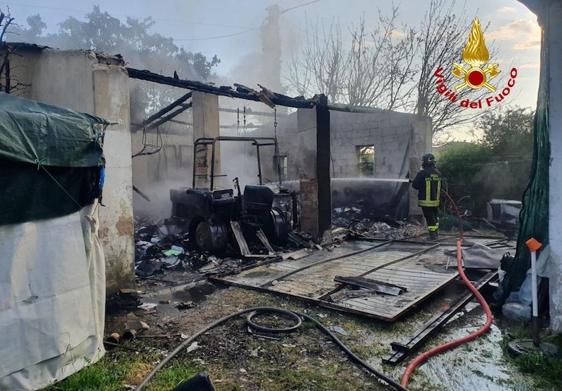 Vigili del Fuoco – Maserà (PD), Incendio ricovero attrezzi agricoli, nessun ferito ma bruciato un trattore