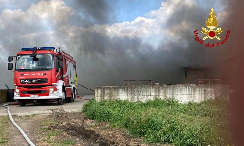 Vigili del Fuoco – Ponso (PD), Incendio capannone di in un allevamento avicolo, morti 4000 polli