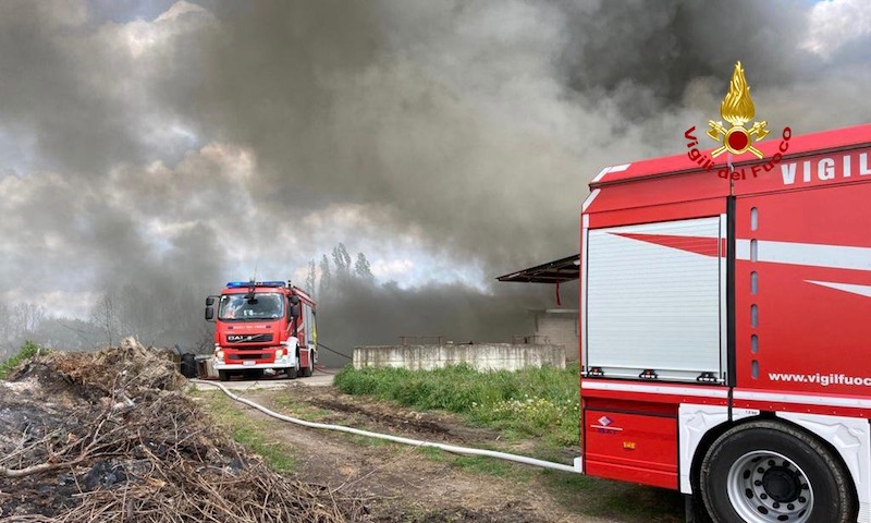 Vigili del Fuoco – Ponso (PD), Incendio capannone di in un allevamento avicolo, morti 4000 polli