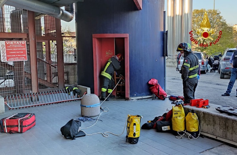 Vigili del Fuoco – Favaro Veneto (VE), Bambina di 6 anni cade nella tromba di un ascensore in disuso del Centro Commerciale “La Piazza”