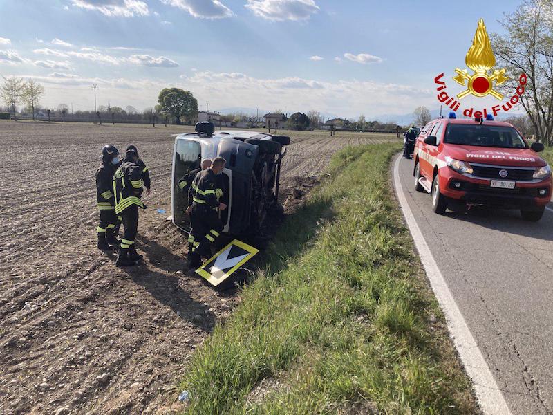 Vigili del Fuoco – Treviso, Furgone esce di strada sulla SP 57 e si ribalta su un fianco, ferito il conducente