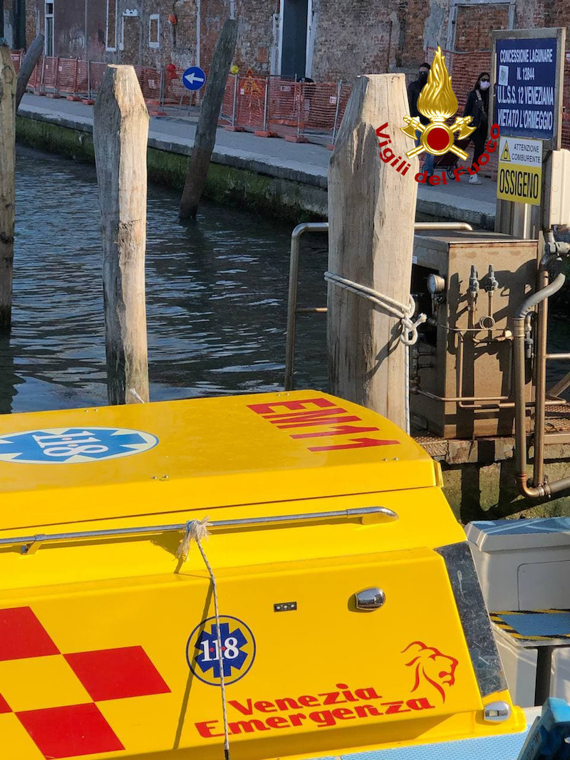 Vigili del Fuoco – Venezia, Scontro tra un barchino ed un’idroambulanza all’imbarcadero dell’Ospedale SS. Giovanni e Paolo a Venezia, danneggiato il pontile