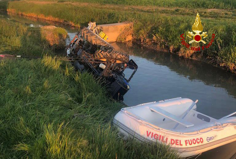 Vigili del Fuoco – Casale di Scodosia (PD), Si ribalta con il trattore in un canale di irrigazione, deceduto sul colpo l’uomo alla guida