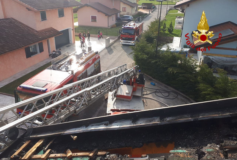 Vigili del Fuoco – Sovramonte (BL), Incendio del tetto di una abitazione innescato dal surriscaldamento di un pannello fotovoltaico