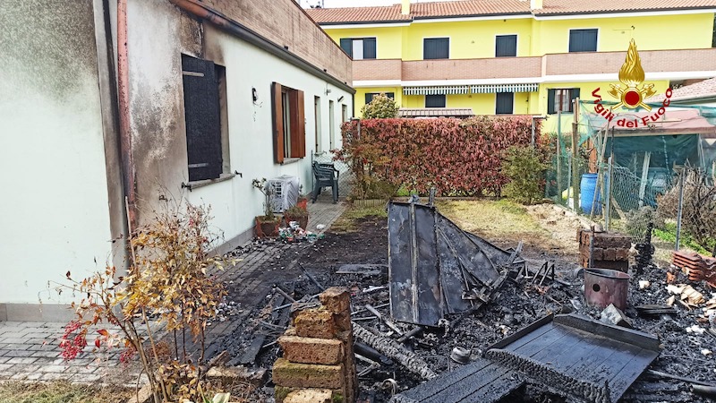 Vigili del Fuoco – Occhiobello (RO), incendio di due casette in legno adiacenti a due abitazioni bifamiliari