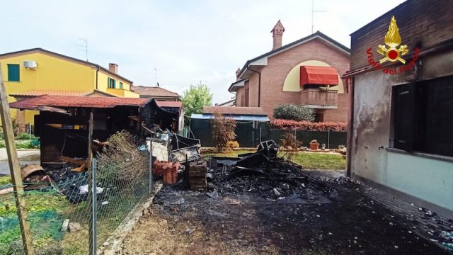 Vigili del Fuoco – Occhiobello (RO), incendio di due casette in legno adiacenti a due abitazioni bifamiliari