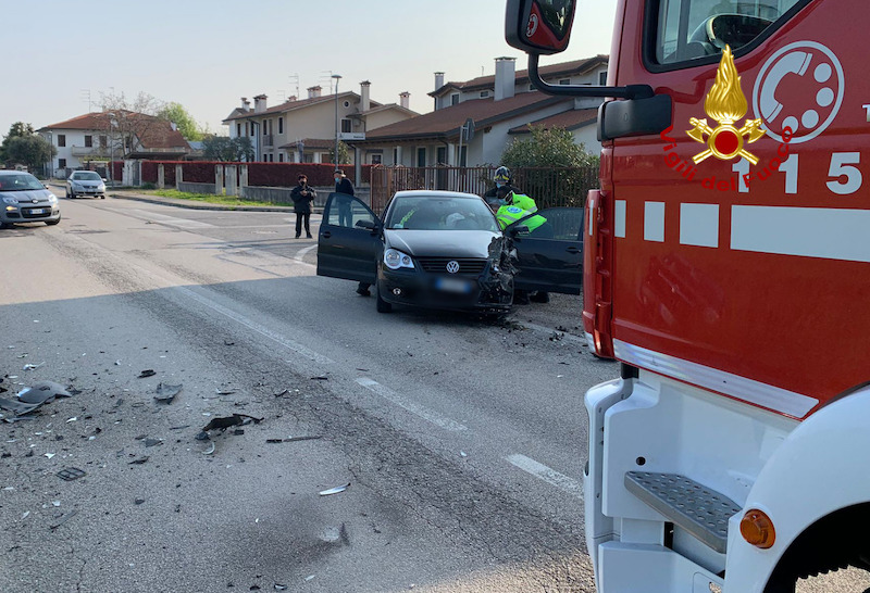 Vigili del Fuoco – Sarego (VI), Incidente stradale all’incrocio fra Via Belloni e Via Marona: ferita una giovane donna