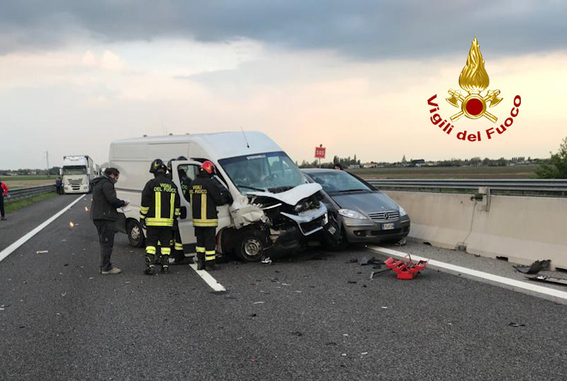 Vigili del Fuoco – Incidente tra due auto e due furgoni in Autostrada A13 tra i caselli di Boara Pisani e Monselice: tre feriti