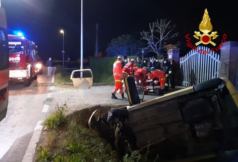 Vigili del Fuoco – Campodarsego (PD), Auto esce di strada e si schianta nel canale di scolo a bordo strada, due feriti