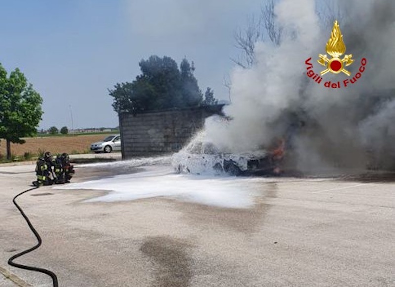 Vigili del Fuoco, Pojana Maggiore (VI), Auto va a fuoco in Via Trento, illeso il conducente