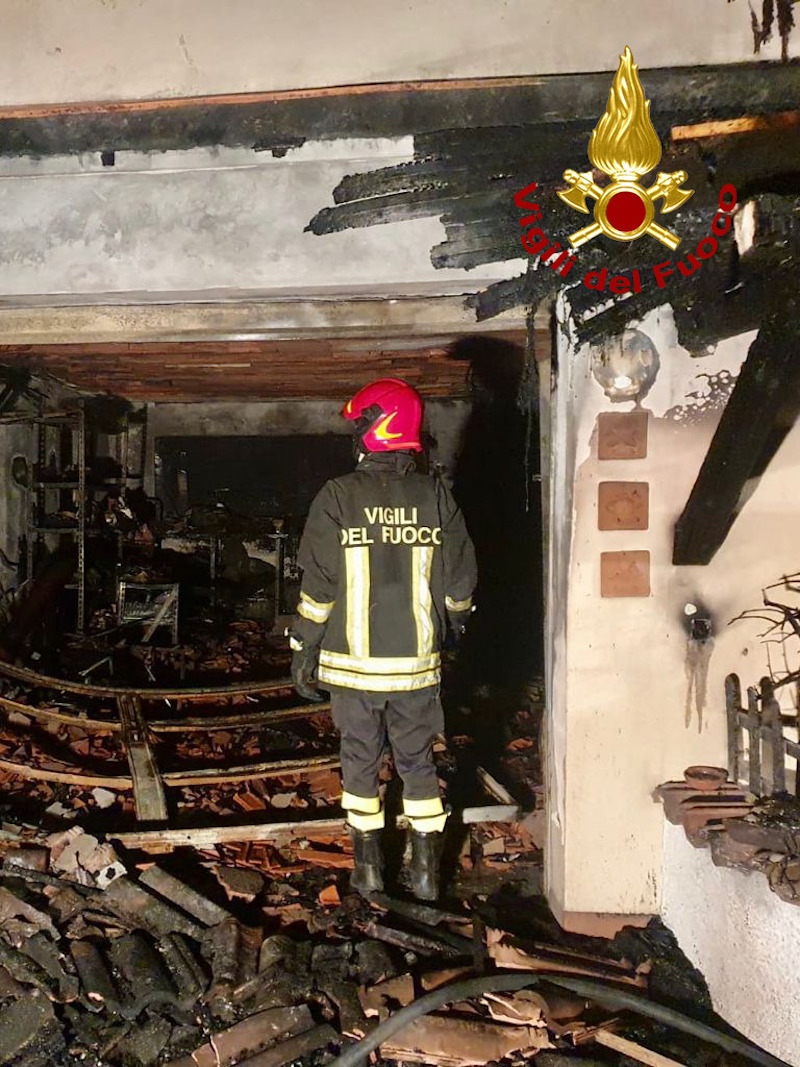 Vigili del Fuoco – Teolo (PD), Auto a fuoco propaga l’incendio alla vicina abitazione, ingenti i danni alla struttura