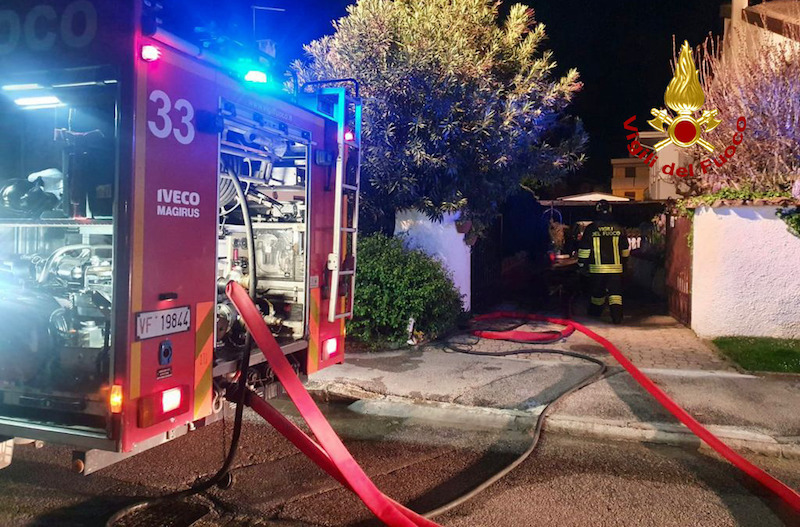 Vigili del Fuoco – Teolo (PD), Auto a fuoco propaga l’incendio alla vicina abitazione, ingenti i danni alla struttura