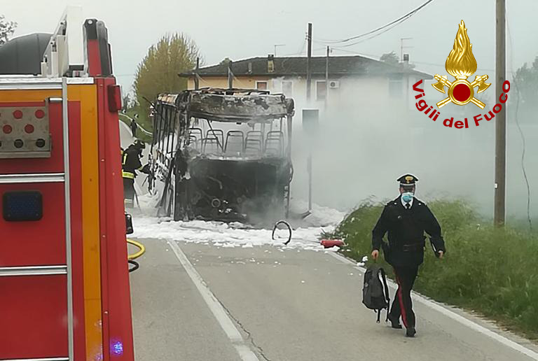 Vigili del Fuoc – Codevigo (PD), Auutobus del trasporto pubblico extraurbano un fiamme su Via Castelcarro Alto