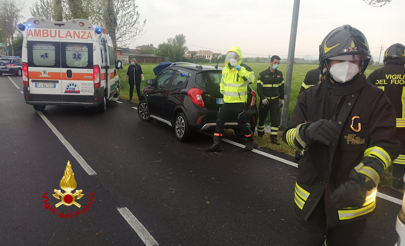 Vigili del Fuoco – Rovigo, Fiat Idea impatta contro un platano e si rovesciata fuori strada: due feriti