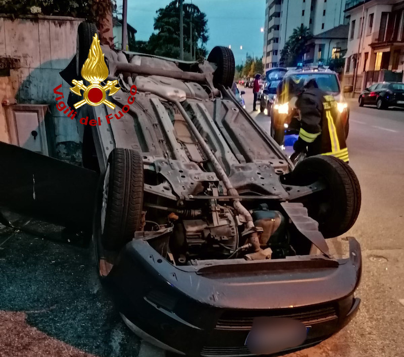Vigili del Fuoco – Vicenza, Incidente fa due auto in Via Crispi, leggermente feriti i due conducenti
