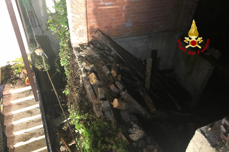 Vigili del Fuoco – Thiene (VI), Crolla nel giardino del vicino il muro perimetrale di una casa abbandonata