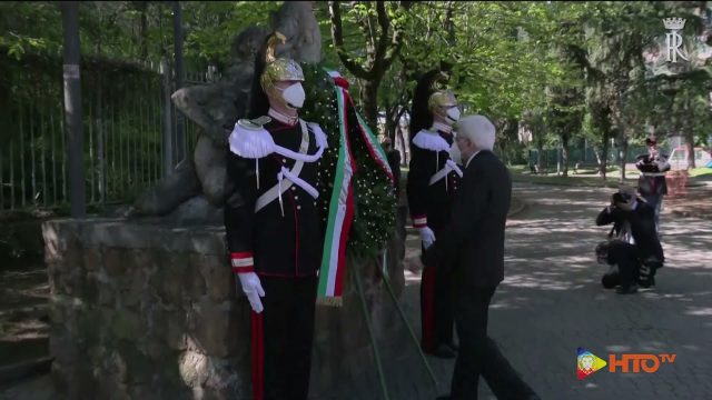 Celebrazione del 76° anniversario della Liberazione, il Presidente della Repubblica, Sergio Mattarella, depone una corona d’alloro sul monumento in ricordo delle vittime del rastrellamento del Quadraro