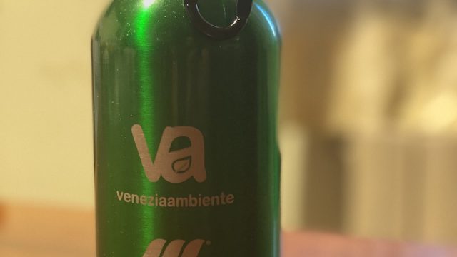 Mirano (VE) – La sindaca Maria Rosa Pavanello consegna le borracce personali in acciaio inox ai 1100 alunni delle Scuole Primarie Comunali