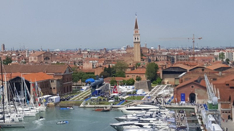 Salone Nautico Venezia 2021 – Cerimonia di inaugurazione della seconda edizione con le Frecce Tricolori che hanno sorvolato l’Arsenale (SLIDESHOW)