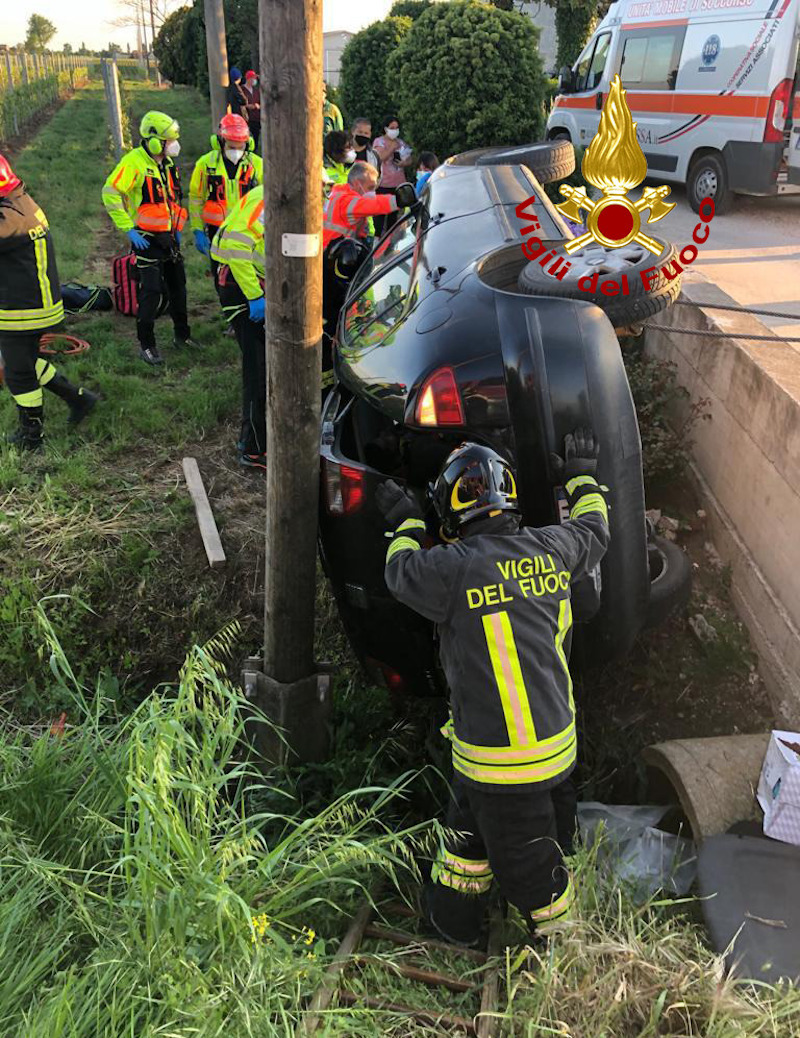 Vigili del Fuoco – Montagnana (PD), Incidente fra due auto, una finisce capovolta su un fianco: un ferito trasferito in eliambulanza all’Ospedale