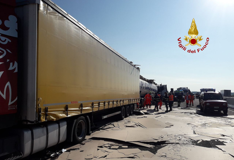 Vigili del Fuoco – Tamponamento multiplo fra camion in A4: 4 feriti di cui uno grave trasferito in eliambulanza all’Ospedale