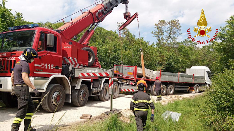 Vigili del Fuoco – Battaglia Terme (PD), Autoarticolato carico di archi di cemento armato esce parzialmente di strada