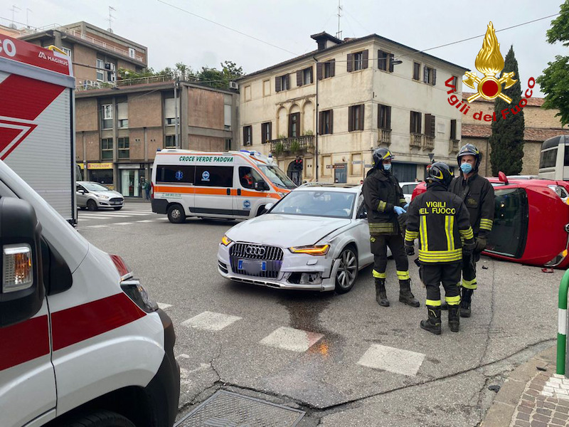 Vigili del Fuoco – Padova, Incidente fra due auto all’incrocio fra Via Fallopio e Via Belzoni: una cappotta su un fianco, ferita la conducente