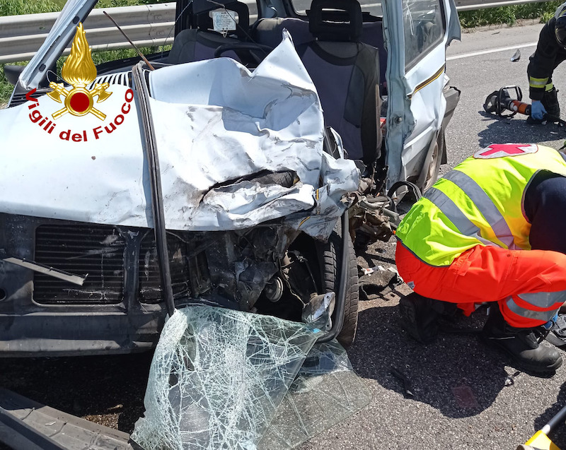 Vigili del Fuoco – Lonigo (VI), Frontale sulla SP17 fra una Fiat Panda ed un furgone: 4 feriti di cui uno grave trasferito in eliambulanza al San Bortolo