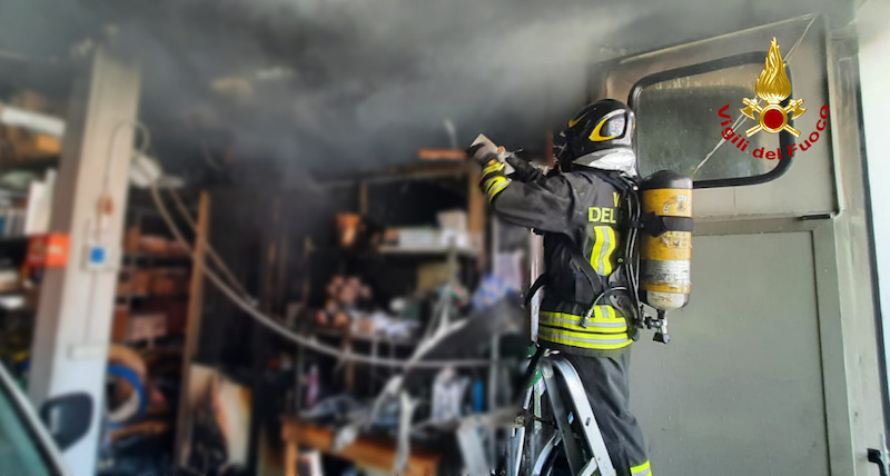 Vigili del Fuoco – Chiampo (VI), Incendio di un laboratorio di una ditta di idraulica: nessun ferito, solo danni da fumo