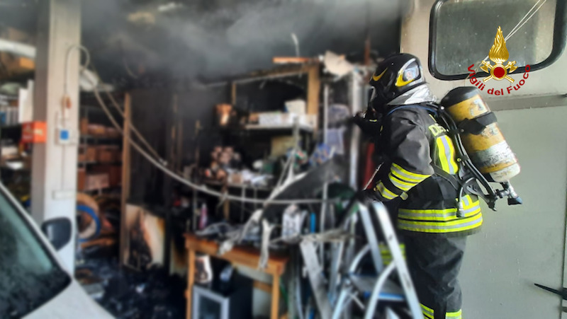 Vigili del Fuoco – Chiampo (VI), Incendio di un laboratorio di una ditta di idraulica: nessun ferito, solo danni da fumo
