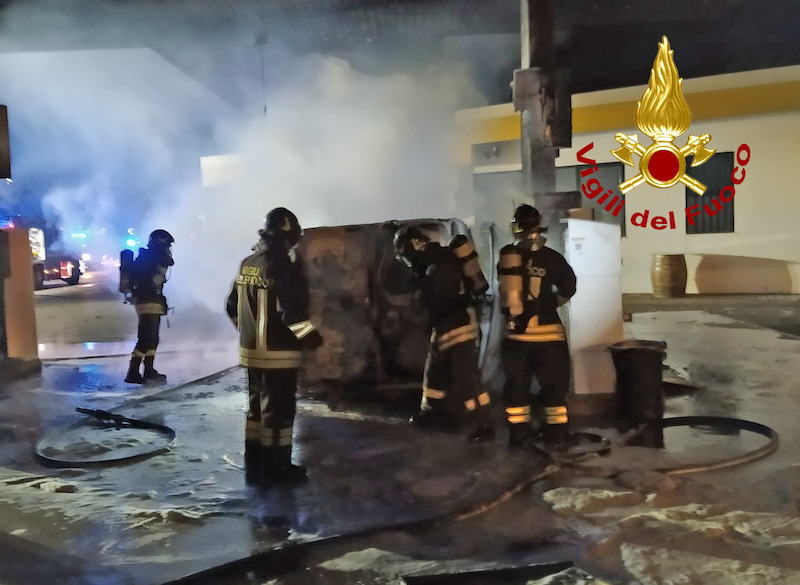 Vigili del Fuoco – Montecchio Maggiore (VI), Incendio di un furgone presso una stazione di servizio: Ingenti i danni al distributore di carburante