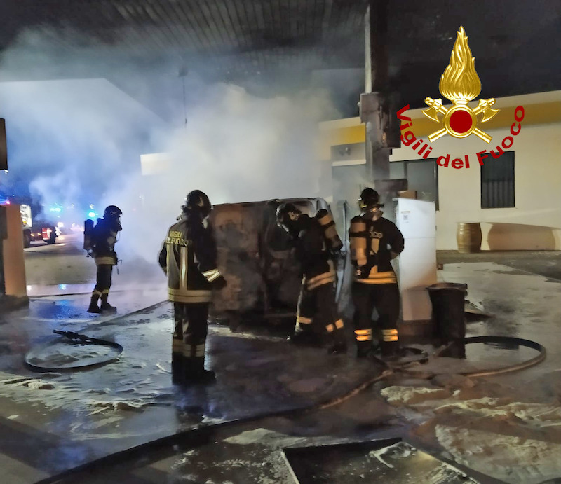 Vigili del Fuoco – Montecchio Maggiore (VI), Incendio di un furgone presso una stazione di servizio: Ingenti i danni al distributore di carburante