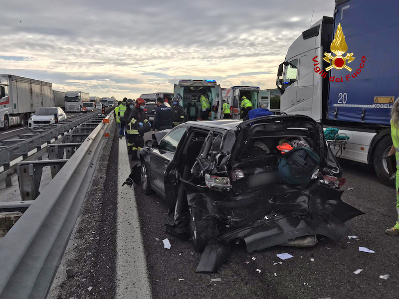 Vigili del Fuoco – Incidente tra tre auto ed un camion in Autostrada A4 tra i caselli di Montebello e Soave in direzione Milano: Sei feriti