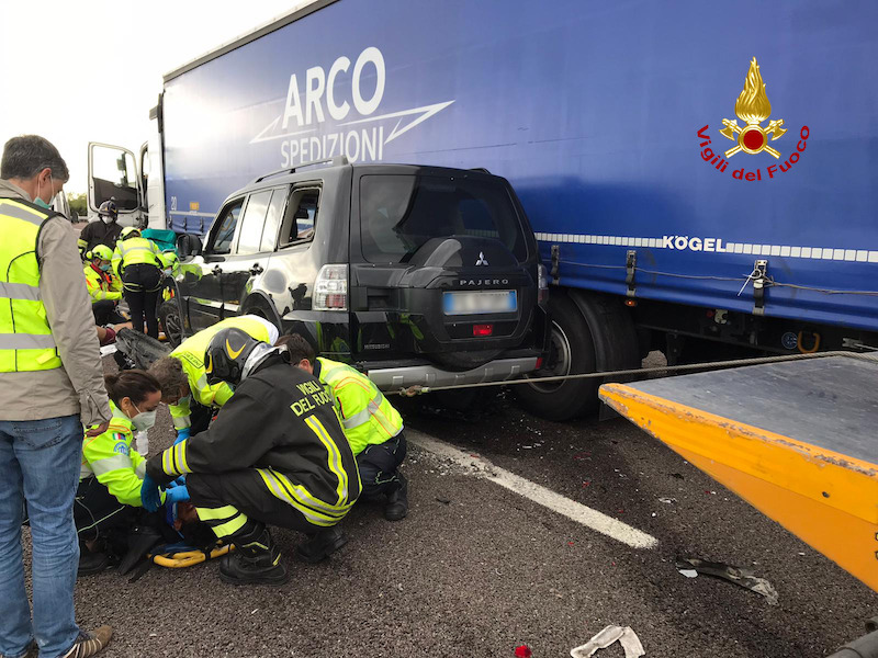 Vigili del Fuoco – Incidente tra tre auto ed un camion in Autostrada A4 tra i caselli di Montebello e Soave in direzione Milano: Sei feriti
