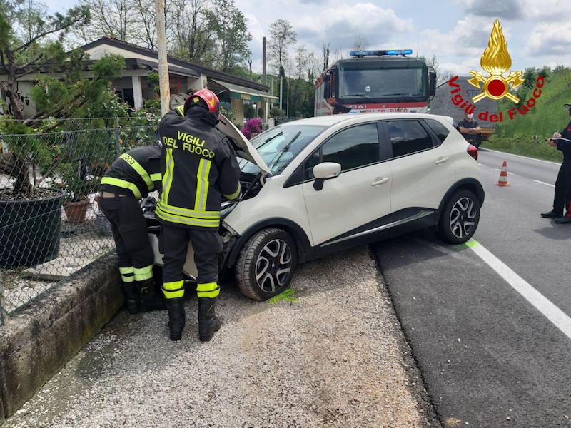 Vigili del Fuoco – Conegliano (TV), Incidente semi frontale fra 2 auto in Via Crevada a Refrontolo: Nessun ferito