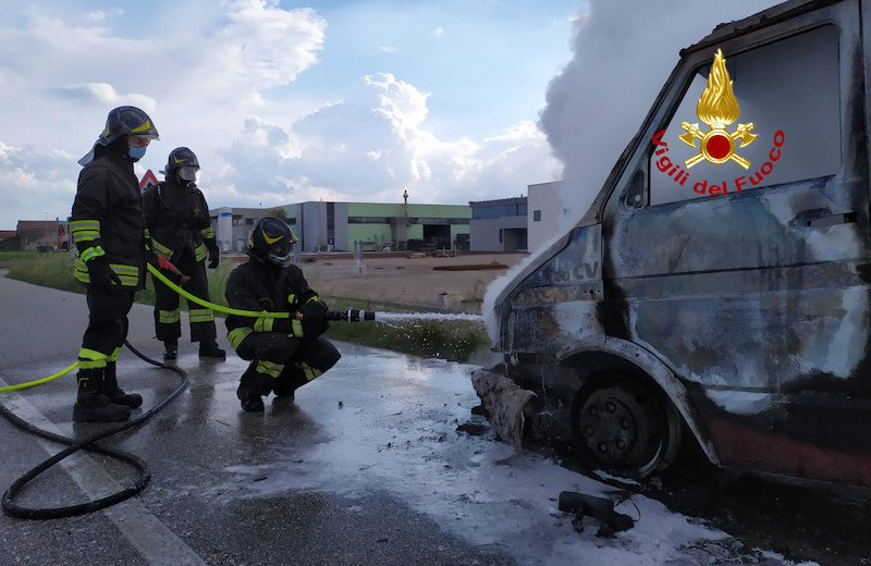 Vigili del Fuoco – Poiana Maggiore Loc. Cicogna (VI), Incendio di un furgone cassonato: Illeso l’autista, mezzo irrimediabilmente distrutto