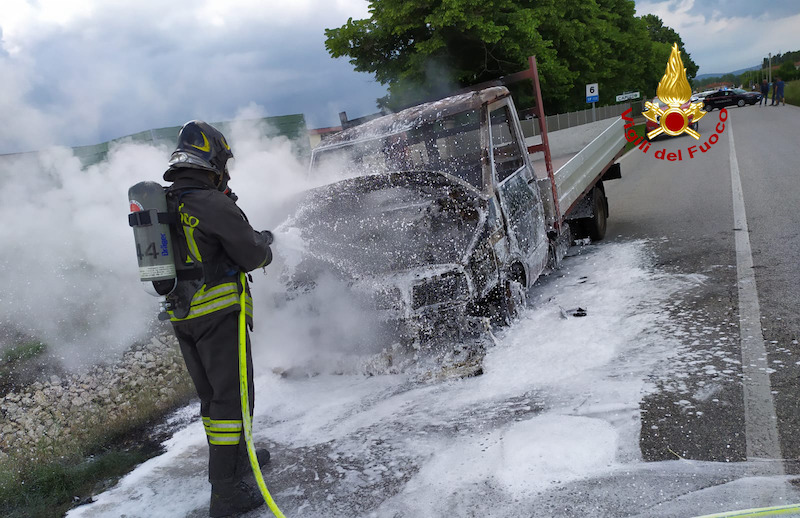 Vigili del Fuoco – Poiana Maggiore Loc. Cicogna (VI), Incendio di un furgone cassonato: Illeso l’autista, mezzo irrimediabilmente distrutto