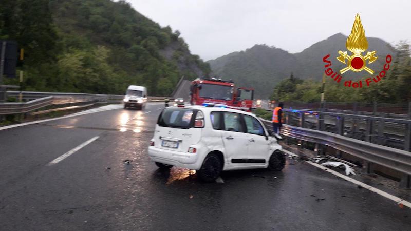 Vigili del Fuoco – Vittorio Veneto (TV), Incidente in A27: Auto sbanda in fase di sorpasso e si schianta contro il guard rail, Ferito il conducente
