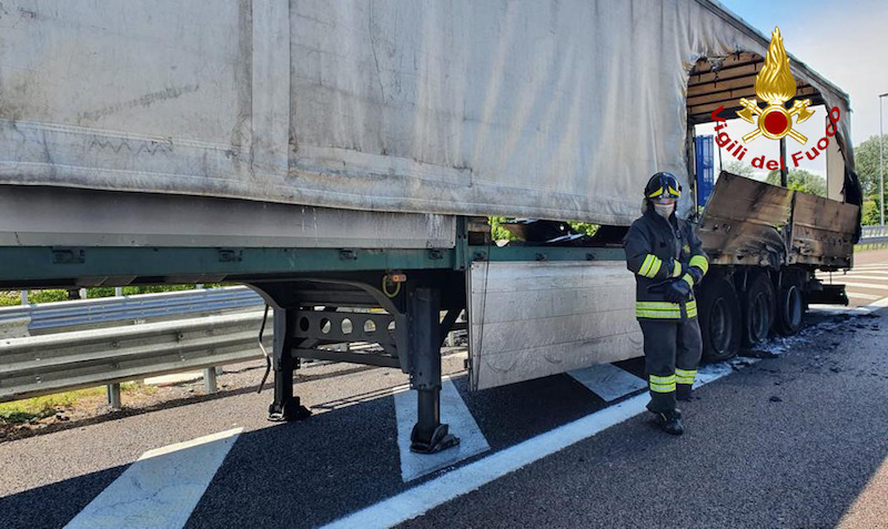 Vigili del Fuoco – Incendio del semirimorchio di un camion in A4 nei pressi dello svincolo di Padova Est: Illeso il conducente