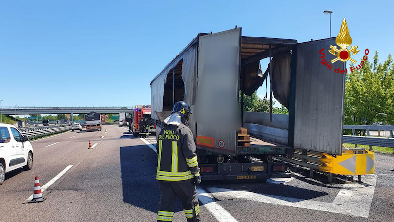 Vigili del Fuoco – Incendio del semirimorchio di un camion in A4 nei pressi dello svincolo di Padova Est: Illeso il conducente
