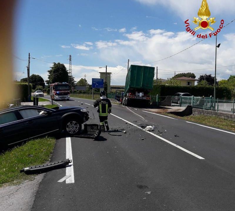 Vigili del Fuoco – Caerano di San Marco (TV), Incidente semi frontale tra un auto ed un camion in Via Callarga