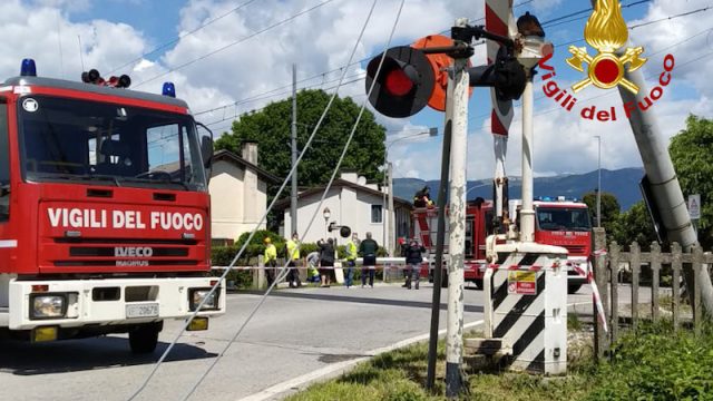 Vigili del Fuoco – Cassola (VI), Camion ha divelto i cavi elettrici della linea ferroviaria Venezia-Bassano con il braccio della gru dimenticato sollevato