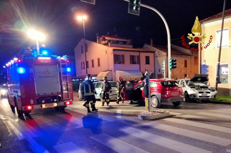 Vigili del Fuoco – Este (PD), Incidente fra 3 auto in Via Principe Amedeo: Due feriti