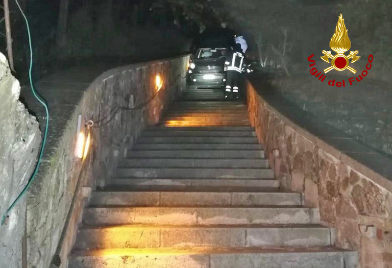 Vigili del Fuoco – Arquà Petrarca (PD), Sbaglia strada ed imbocca, con la sua FIAT 500, la scalinata della “Passeggiata Petrarca”