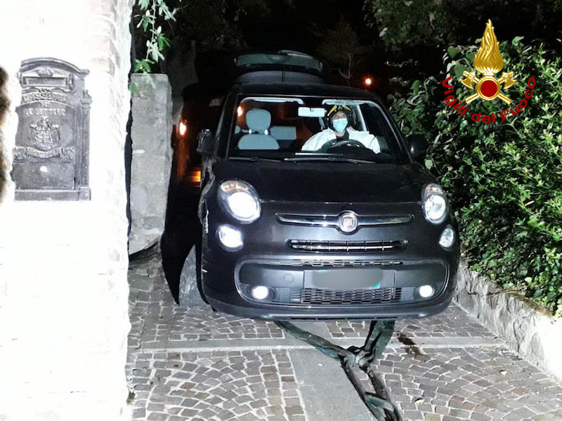 Vigili del Fuoco – Arquà Petrarca (PD), Sbaglia strada ed imbocca, con la sua FIAT 500, la scalinata della “Passeggiata Petrarca”