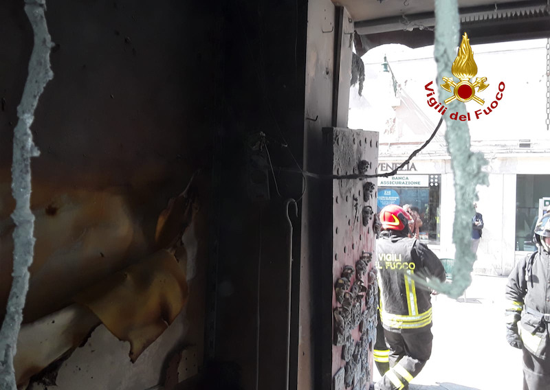 Vigili del Fuoco – Canareggio (VE), Incendio in un negozio di maschere e souvenir: due Autopompe Lagunari sul posto