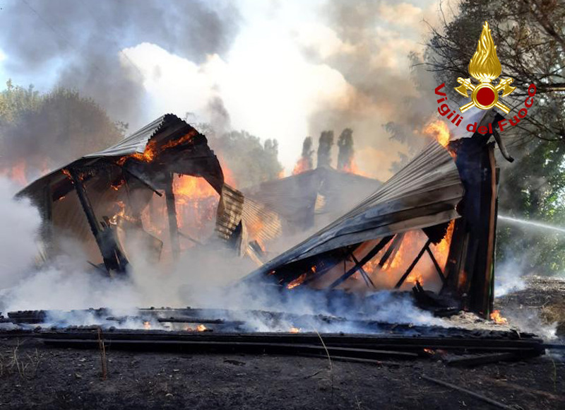 Vigili del Fuoco – Noventa Padovana (PD), Completamente distrutta da un un incendio la casetta degli Scout in Via Roma