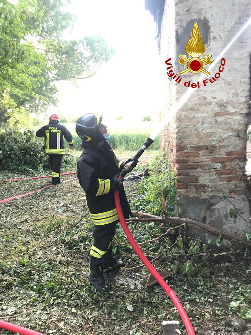 Vigili del Fuoco – Badia Polesine (RO), Incendio di una casa colonica disabitata in Via Palazzina innescato da un auto rubata e data alle fiamme