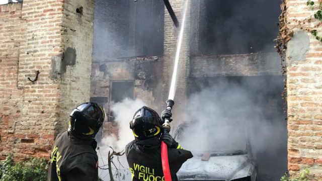Vigili del Fuoco – Badia Polesine (RO), Incendio di una casa colonica disabitata in Via Palazzina innescato da un auto rubata e data alle fiamme
